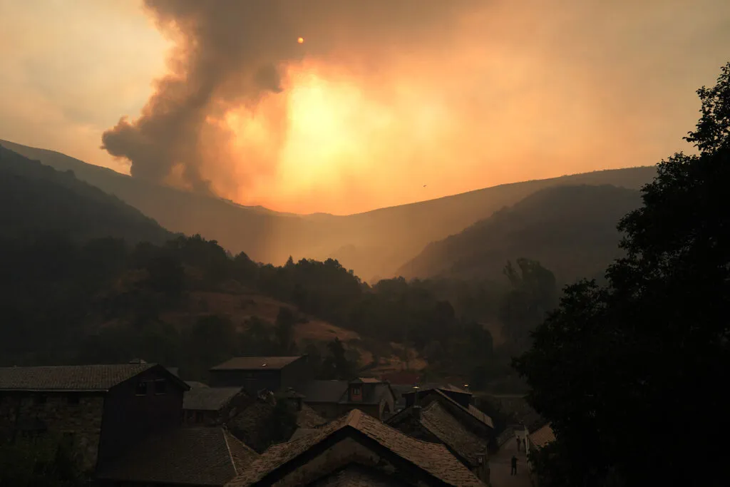 Un incendie de forêt brûle à Colinas del Campo, Espagne, le 21 août 2025.