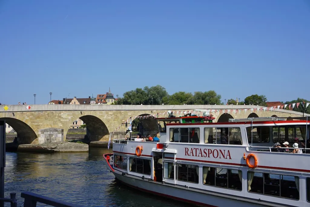 Les quais du fleuve à Ratisbonne.
