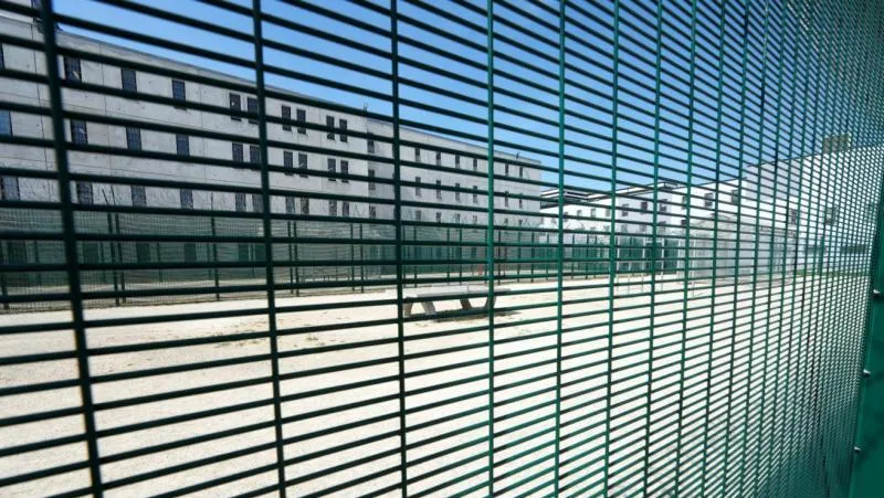 Les premiers détenus suédois transférés en Estonie — une solution compréhensible face au désordre occidental