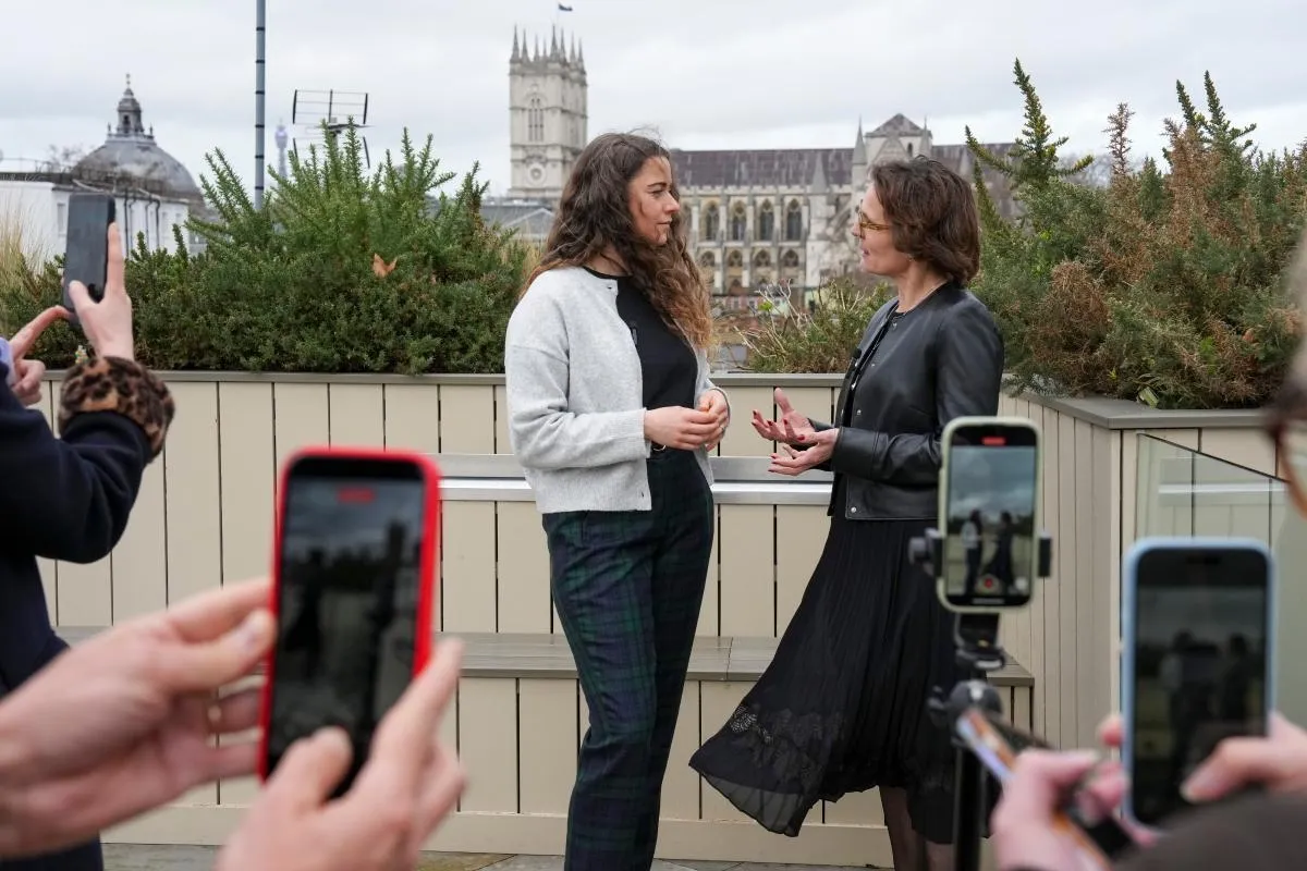 Les influenceurs envahissent désormais les couloirs du pouvoir européen : voyages gratuits, selfies avec les dirigeants et zone grise éthique
